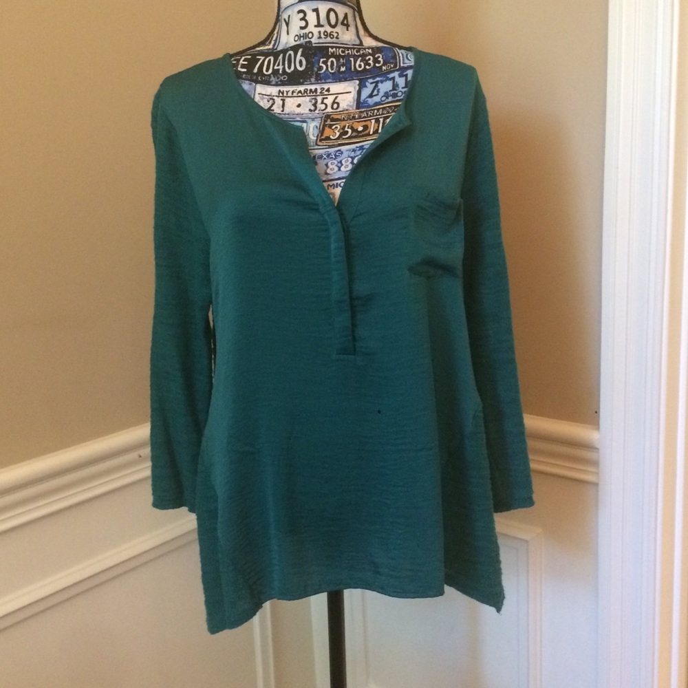 Green long sleeved top w/crocheted back. SEXY!